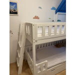 Etagenbett mit Leiter und Fensterläden im Kinderzimmer.